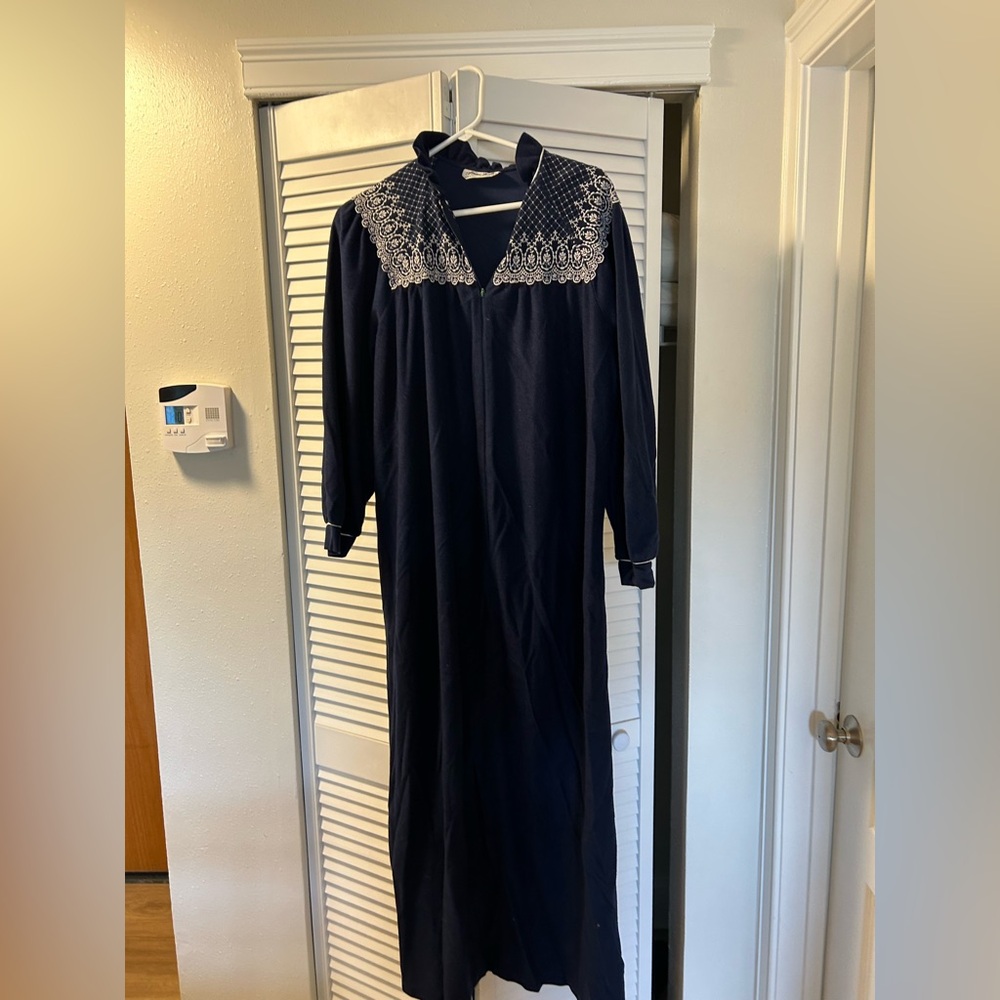 Elegant vintage  Anne Leslie bathrobe one pocket Navy Blue Lace-Trimmed 23pit